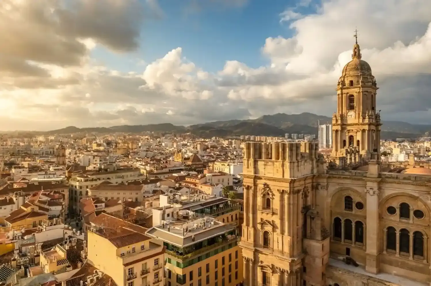 Vista di Málaga, dove Lock & Store offre deposito bagagli con armadietti in centro