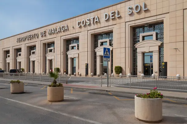 Del aeropuerto de Málaga al centro: cómo llegar y qué hacer con las maletas